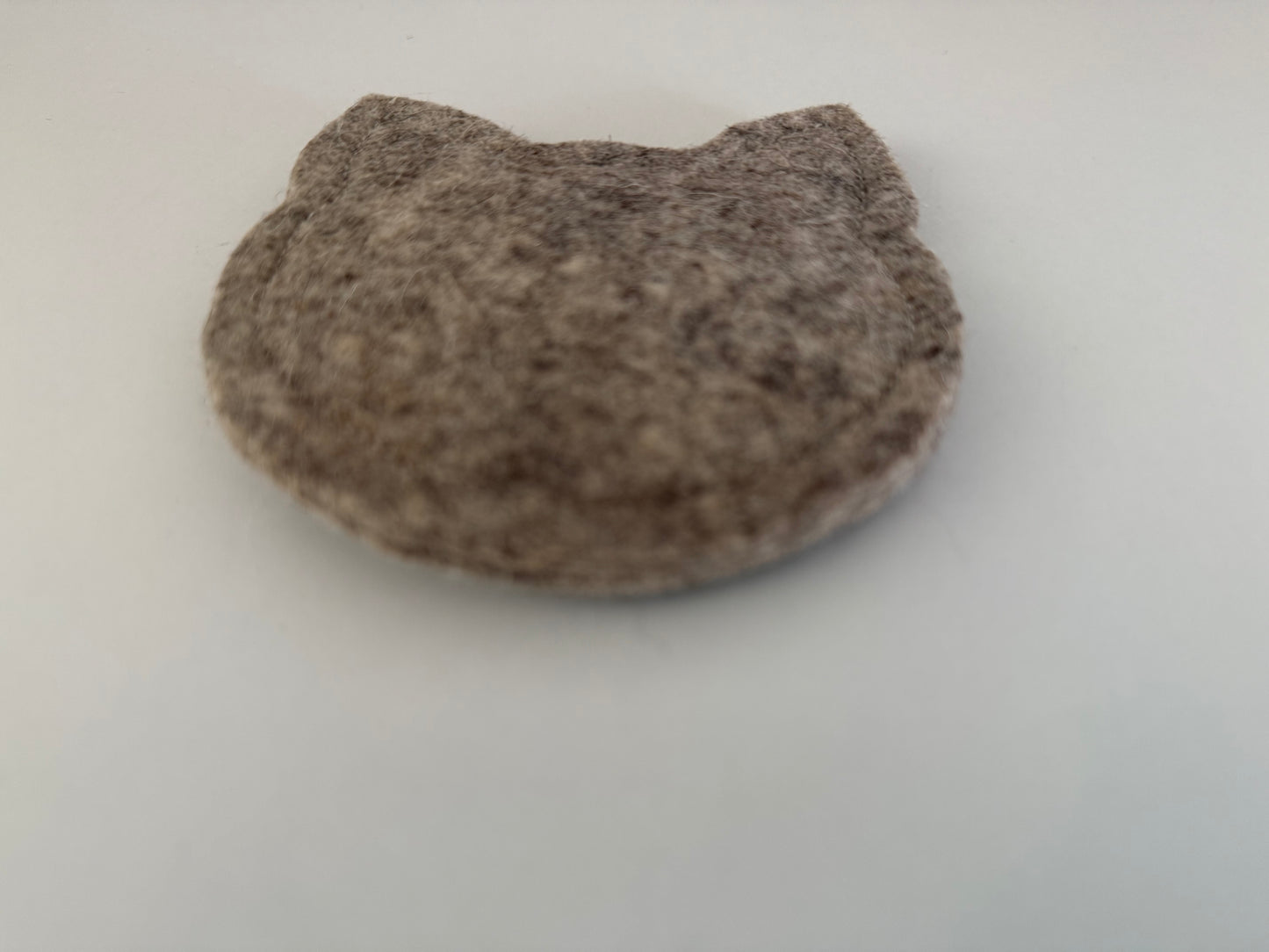 Filzkatze mit Minze