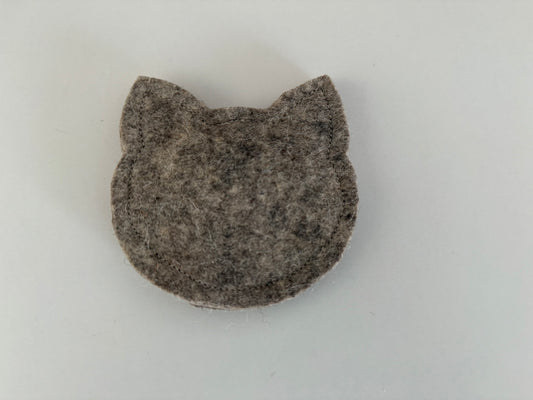 Filzkatze mit Minze